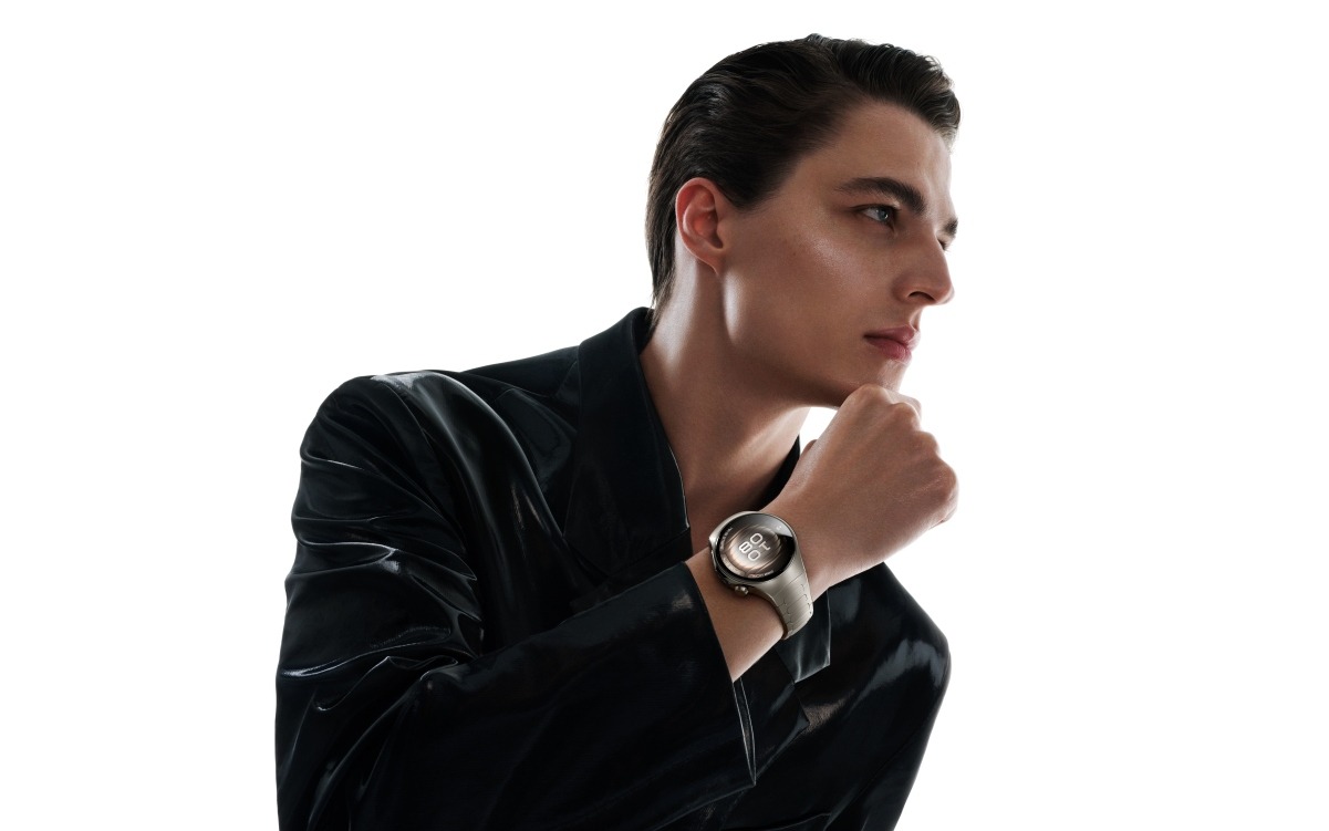 ساعت هوشمند هواوی واچ ۵ روی مچ دست یک مرد