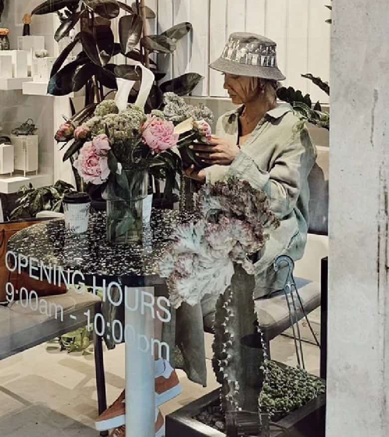 مینا مختاری همسر بهرام رادان با کفش‌های گران‌قیمتش تیپ پس از ازدواج زده است.