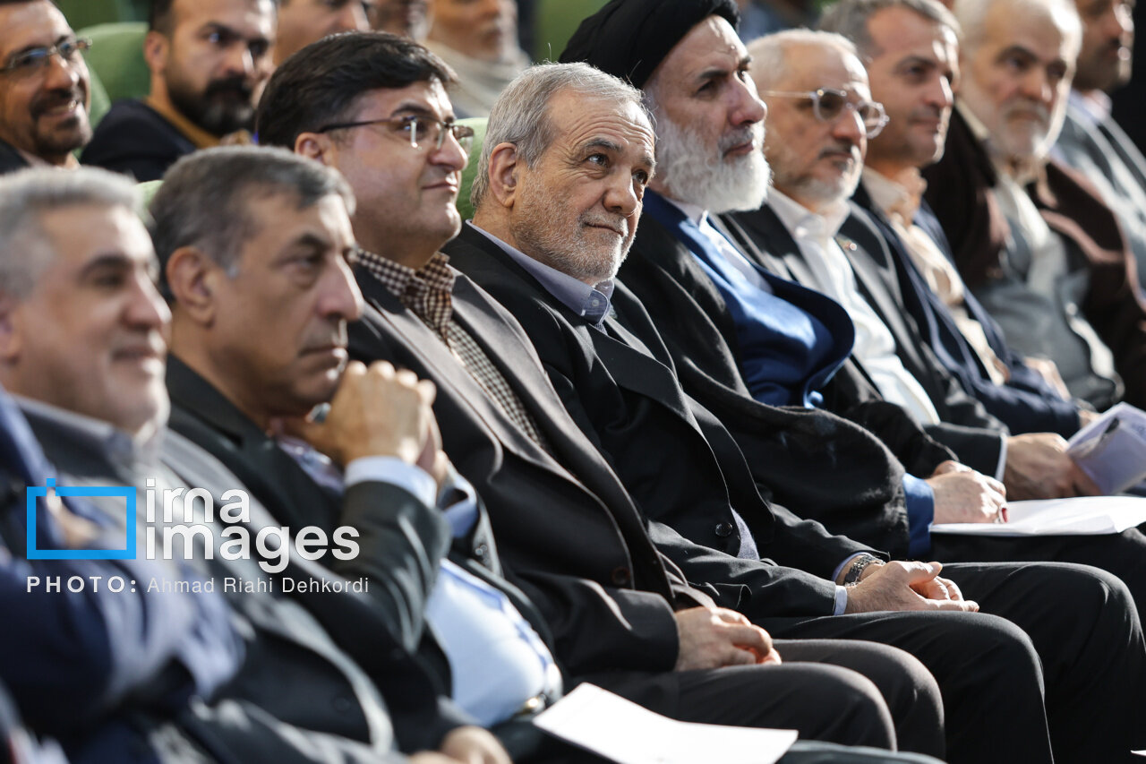 زبان بدن رئیس‌جمهور خبرساز شد+ تصاویر