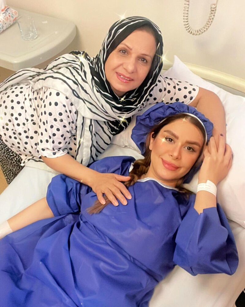 عکسی از مجری زن تلویزیون بر روی تخت بیمارستان