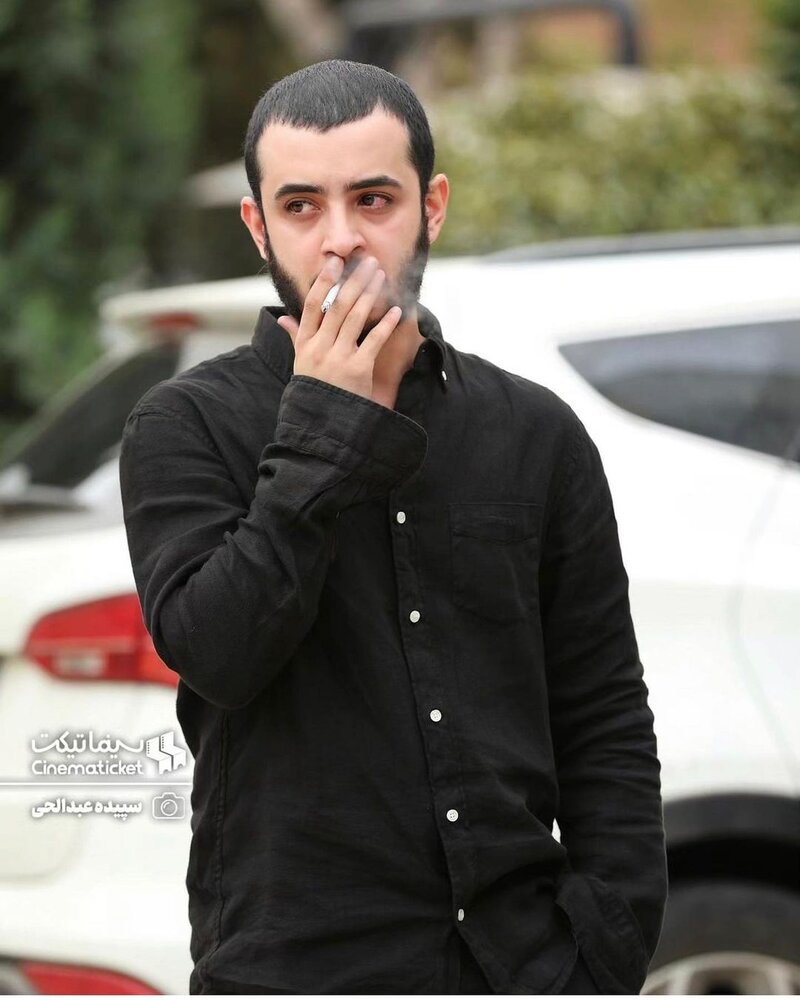 ژست فیلم فارسی‌گونه علی شادمان با سیگاری روی لب