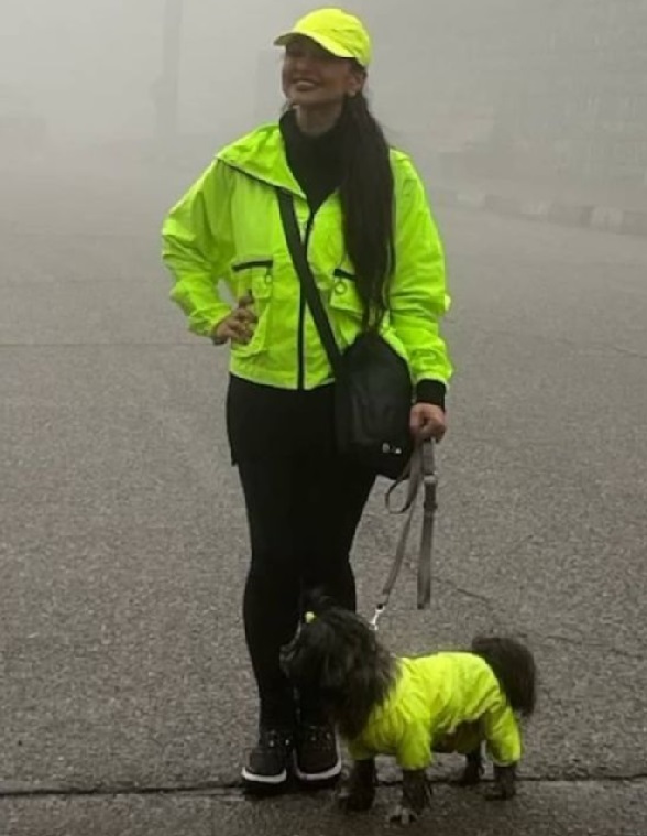 عکسی عجیب از نفیسه روشن خانم بازیگر جنجالی در کنار سگش که لباسهایشان را ست کرده اند منتشر شد.