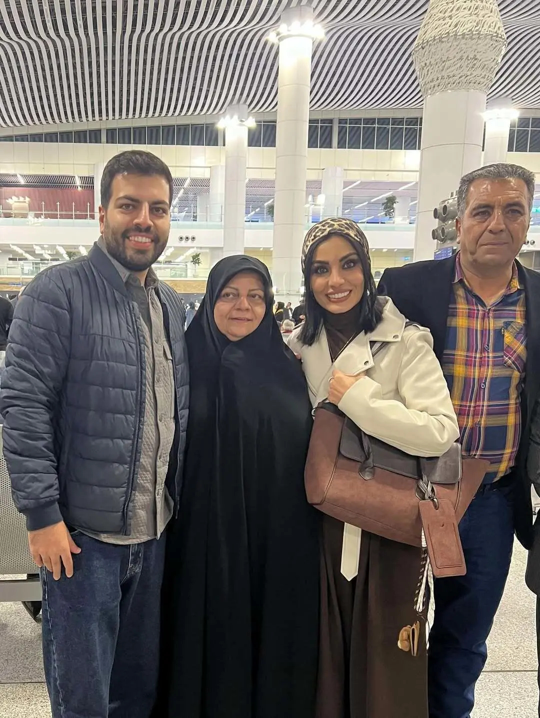 صحرا اسدالهی: مادرم مادرم گوشواره اش را فروخت تا من یک جفت کفش زرشکی با یک مقنعه نو بخرم | آرزو داشتم پدر و مادرم خفت من را نبینند