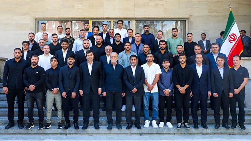 مسعود پزشکیان پیش از ظهر امروز سه‌شنبه ۸ مهر ۱۴۰۴، در مراسم تجلیل از مدال‌آوران، کادر فنی و مسئولان تیم‌های ملی کشتی آزاد و فرنگی