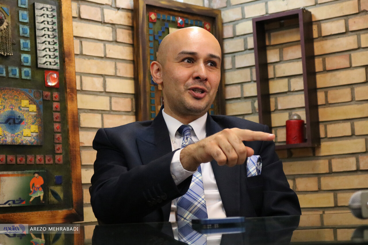 سناریوهای اقتصاد ایران در سال ۱۴۰۲/ مولوی: کسی در ایران دنبال رشد اقتصادی نیست/ اقتصاد ایران با بحران ذیتفعان روبروست