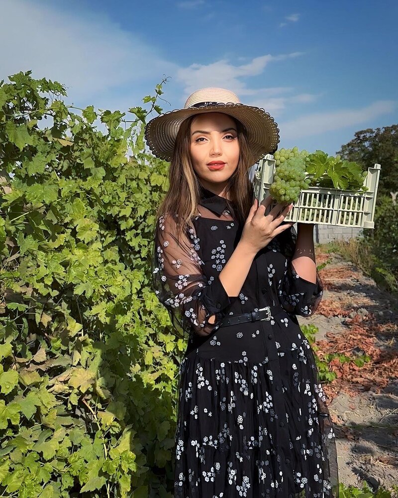 خواننده زن ترک: انگور رو خیلی دوست دارم و در ارومیه ازدواج کردم/ شوهرم برام باغ انگور خرید