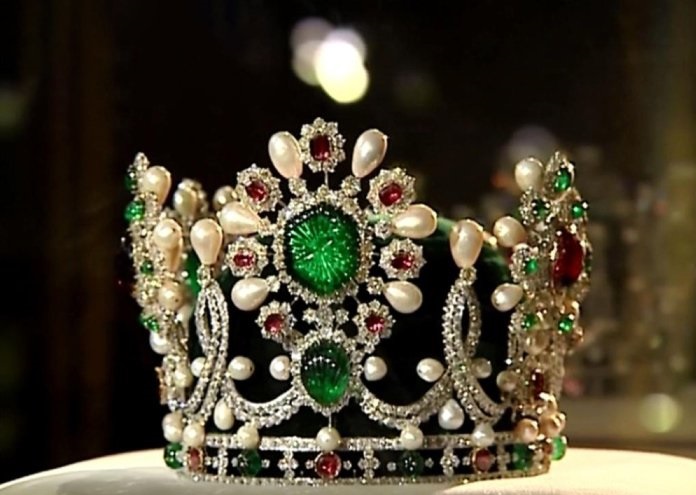 تاج فرح پهلوی