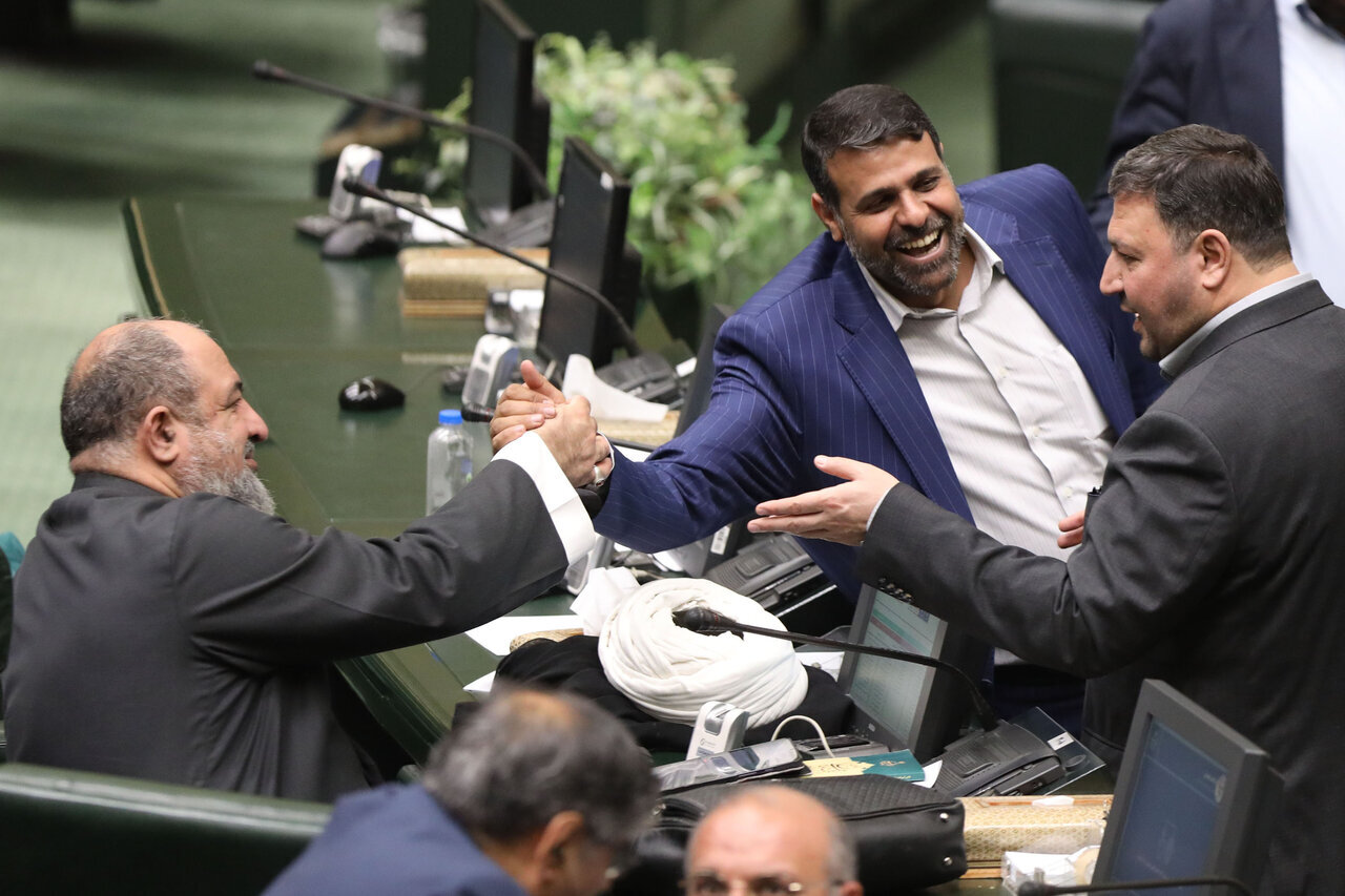 رسایی عمامه‌اش را درآورد+ عکس