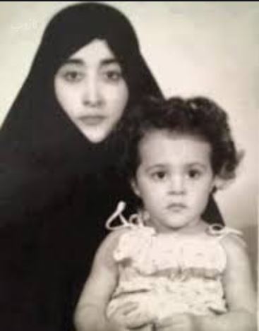 تصویری عجیب از حمیرا خواننده معروف ایرانی در فضای مجازی با یک چادر بر سر در اوایل انقلاب پر بازدید شد.