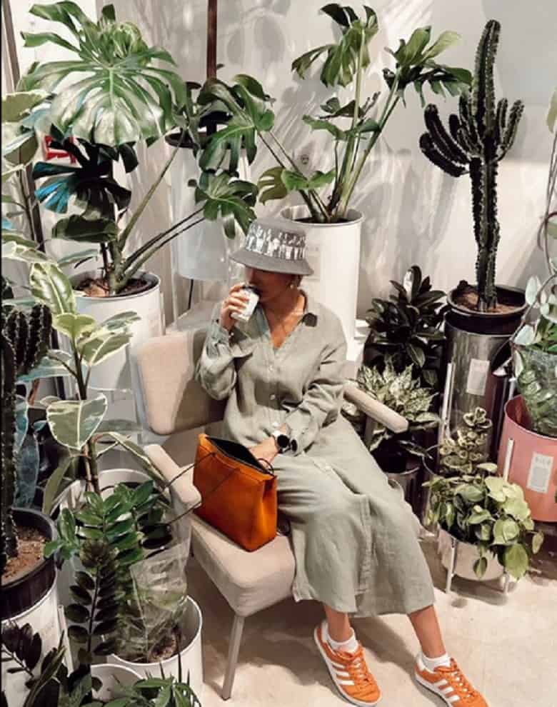 مینا مختاری همسر بهرام رادان با کفش‌های گران‌قیمتش تیپ پس از ازدواج زده بود.