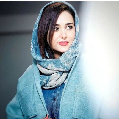 پیاده روی بهرام رادان و پریناز ایزدیار دست در دست هم در دشت و دمن