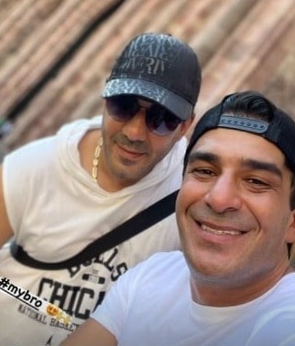 عکسی جالب و دیده نشده از یوسف تیموری بازیگر مطرح و سرشناس سریالهای طنز ایرانی در کنار برادر بخاطر شباهت زیاد باعث تعجب همه شد.