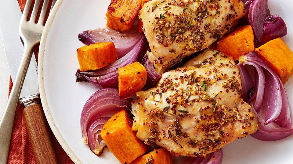 مرغ-سرخ-شده-و-سیب-زمینی-شیرین