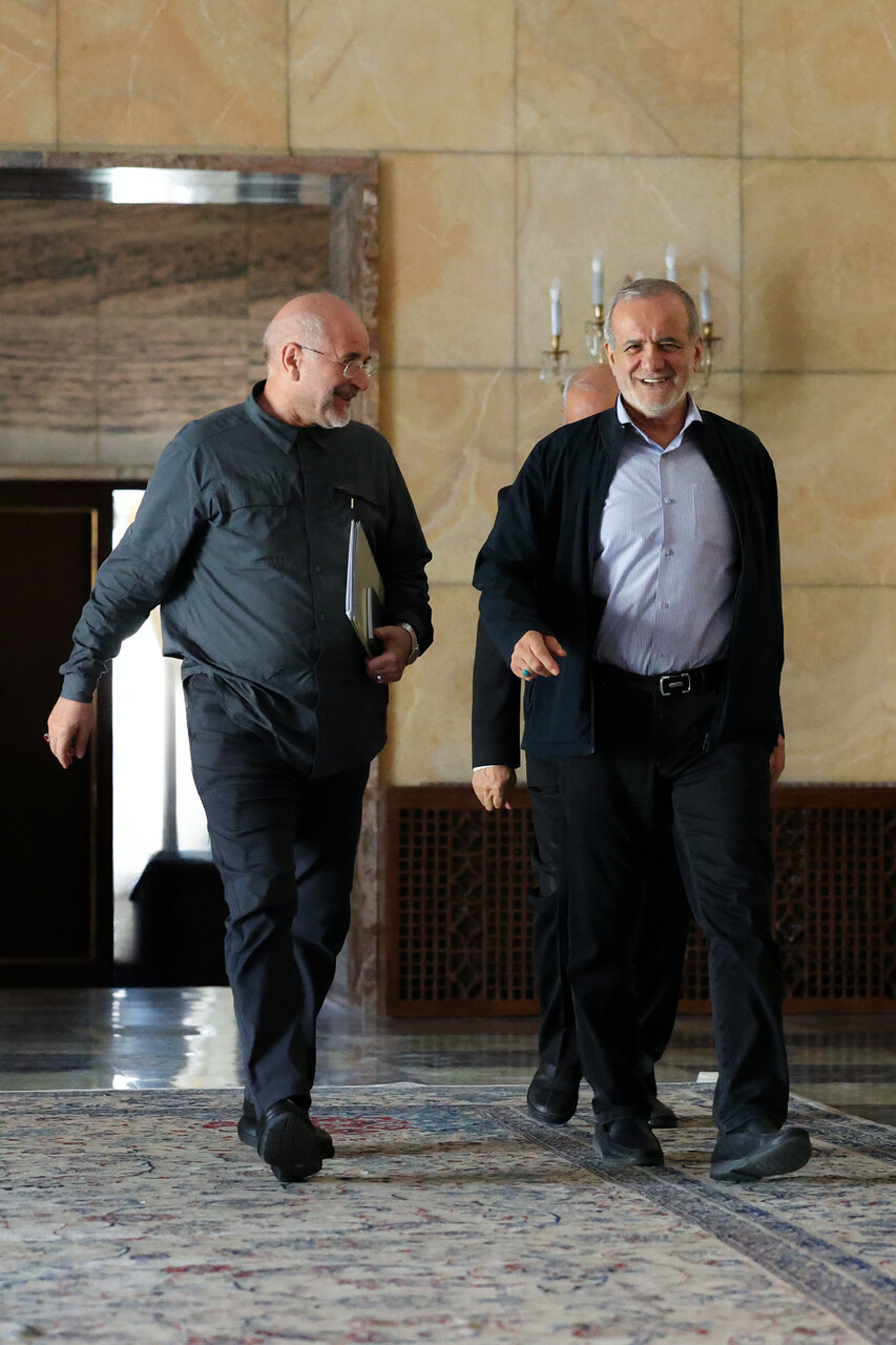 خنده خاص پزشکیان و قالیباف در حاشیه جلسه سران قوا + تصویر