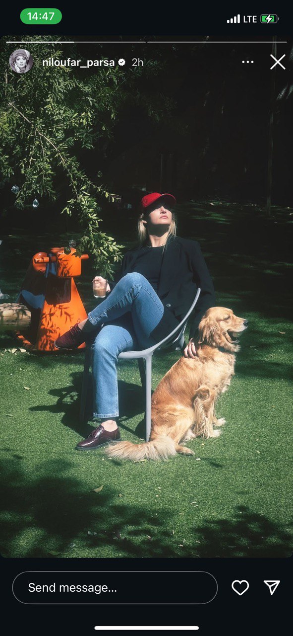 عکس نیلوفر پارسا در کنار حیوان خانگی