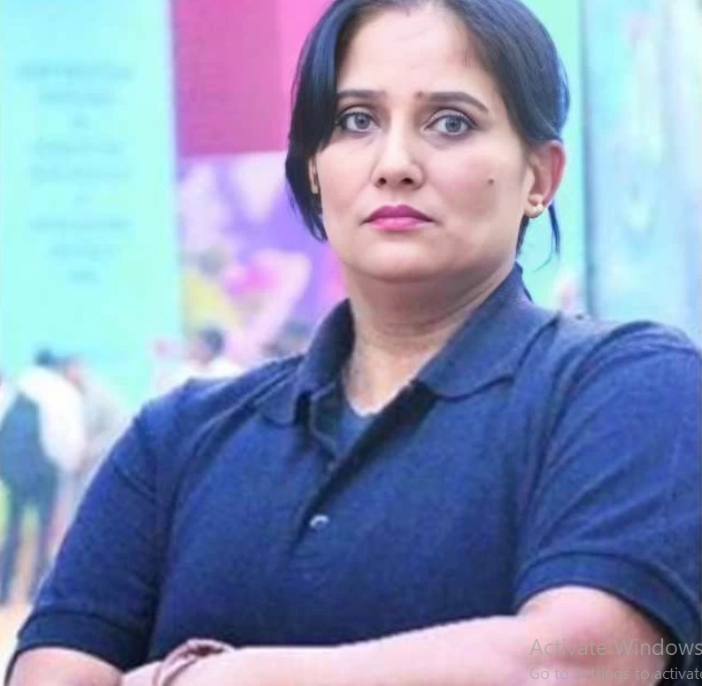 تصویری جالب و دیدنی از یک خانم جوان و درشت جثه که بادیگارد شاهرخ خان است در فضای مجازی پر بازدید شد.