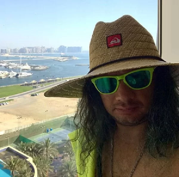 تصویری بسیار عجیب و غریب با چهره و استایلی بسیار غیرقابل باور از علی صادقی بازیگر سریالهای طنز در دبی منتشر شد.