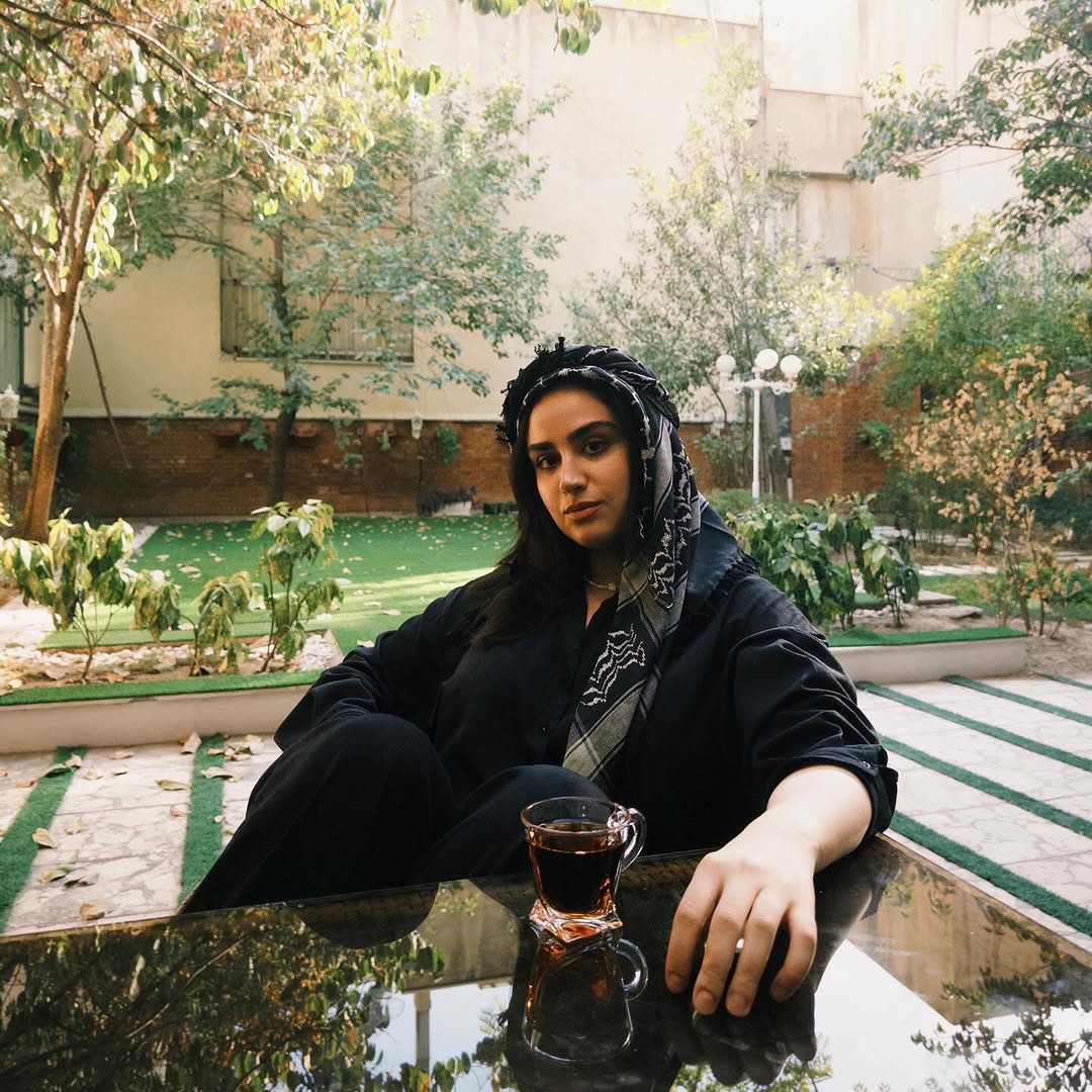 عکس دوم هانیه غلامی با لباس جنوبی