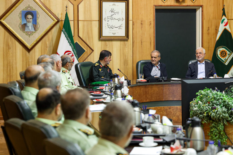 دیدار دکتر مسعود پزشکیان با فرماندهان فراجا و بازدید از ستاد فرماندهی انتظامی در سه شنبه 15 مهر 1404