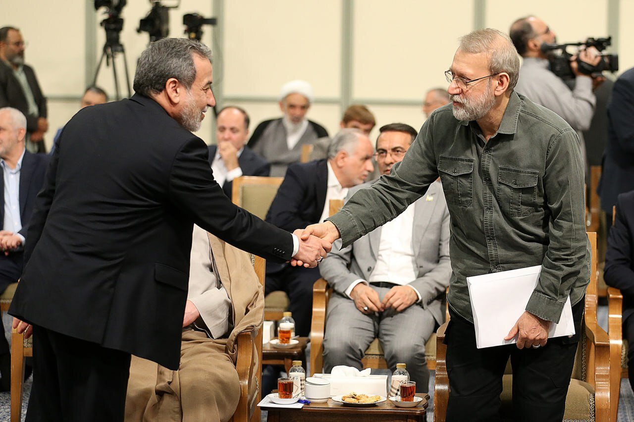 عکس ویژه از دست دادن عراقچی و لاریجانی + تصویر