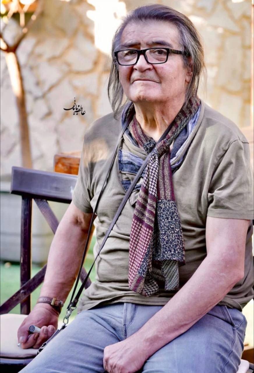 رضا رویگری بازیگر ایرانی که مدتهاست بر بستر بیماری افتاده بود بعد از مدتی غیبت سر و کله اش با ظاهری آراسته پیدا شد.