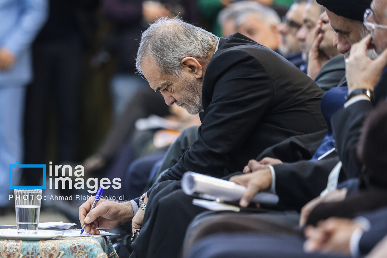 زبان بدن رئیس‌جمهور خبرساز شد+ تصاویر