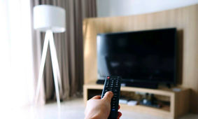 علت سیاه شدن صفحه تلویزیون چیست؟ + روش های پیشگیری از خرابی نمایشگر