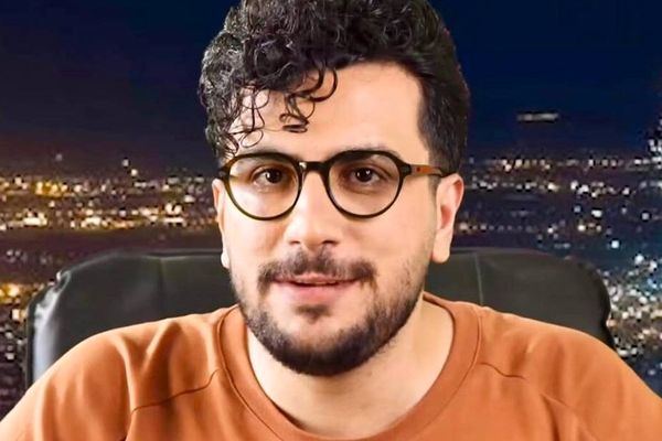 شوکه شدن طرفداران با حرف‌های قیاسی: آیا من پسر واقعی بردپیت هستم؟ + فیلم