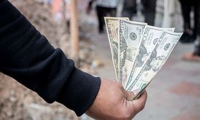 سقوط تاریخی دلار؛ شدیدترین افت در نیم قرن 