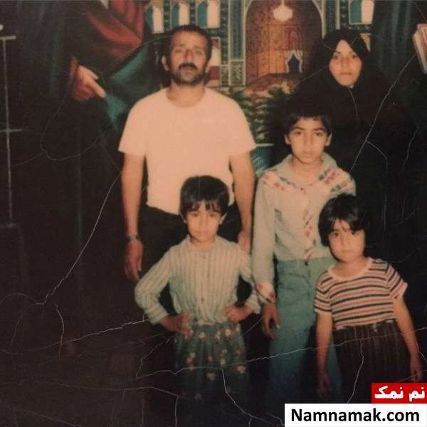 محسن تنابنده در کنار پدر و مادر و خواهر و برادرش