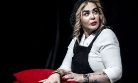 حرکت غیرمنتظره بهاره رهنما در اجرای تئاتر! +فیلم