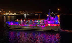 تصاویر شوکه‌کننده از میهمانی فوق اشرافی هنرمندان روی کشتی با حضور چهره‌های معروف!