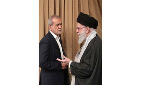  لحظاتی از گفت‌وگوی خصوصی رئیس‌جمهور با رهبر انقلاب + فیلم
