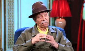 دکوراسیون تاریخی و عجیب علی نصیریان؛ میزبان پزشکیان و دخترش با پذیرایی هندوانه و زولبیا!