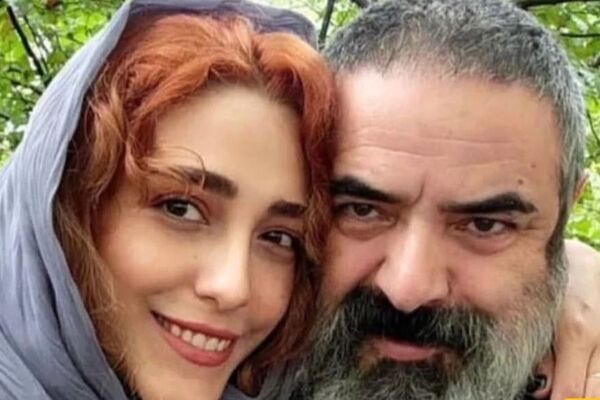 رازهای شوکه‌کننده منزل حسن معجونی؛ از تصویر شاه قاجاری تا قوری‌های خاص! + فیلم