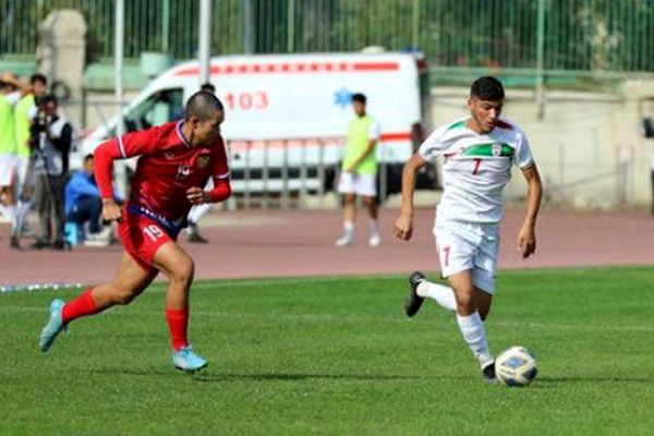 هنرنمایی نوجوان ایرانی در پرتاب اوت فوتبال، غوغا به پا کرد! +فیلم