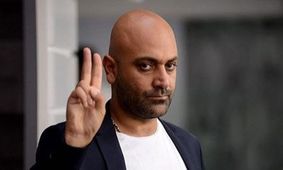 تیپ جنجالی مهدی کوشکی و همسرش، با کلاه و کت شلوار! +عکس