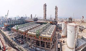 پروژه‌های ملی زیر سایه دلار / وقتی قراردادهای داخلی هم به دلار محاسبه می‌شوند