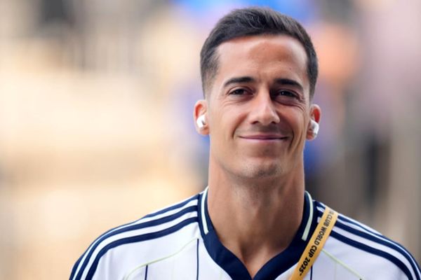 حضور لوکاس وازکز در آلمان برای پیوستن به بایرلورکوزن +عکس‌ها