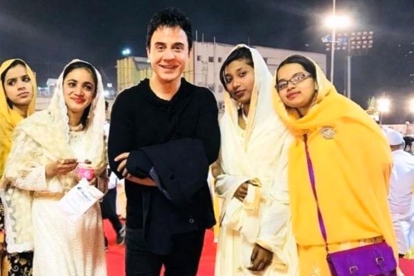 وقتی عموپورنگ با عشق زبان هندی را یاد می‌گیرد و در BMW لاکچری می‌خواند! + ویدیو