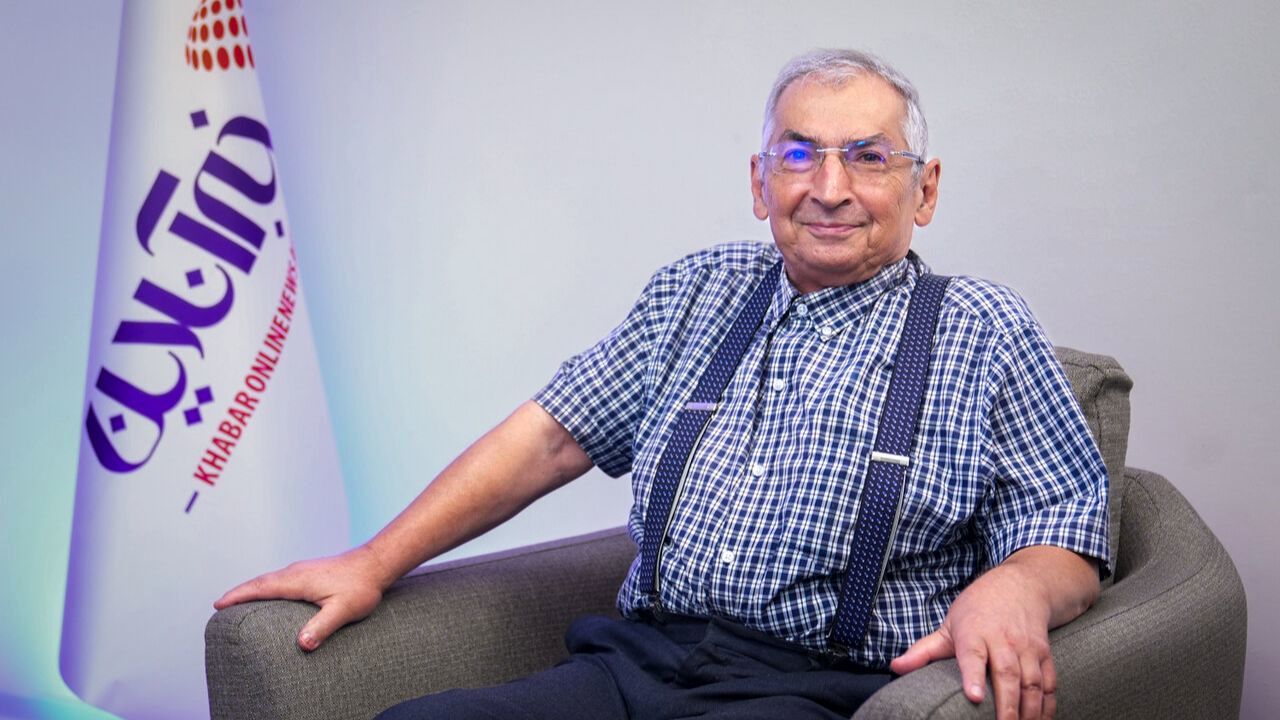 زیباکلام: نارضایتی مردم محصول عملکرد تندروهاست/ تندروها سرشان را زیر برف کرده‌اند