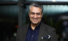 تصویر خیره‌کننده بازیگر خوش صدای «درحاشیه» با استایل خاص و پیراهن هلویی!