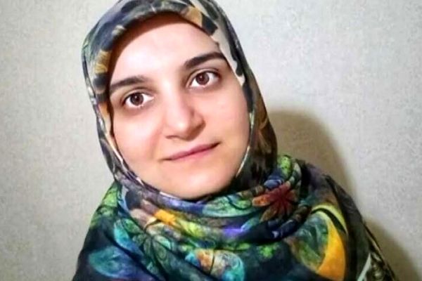 لحظه آزادی مشروط مهدیه اسفندیاری از زندان فرانسه + فیلم