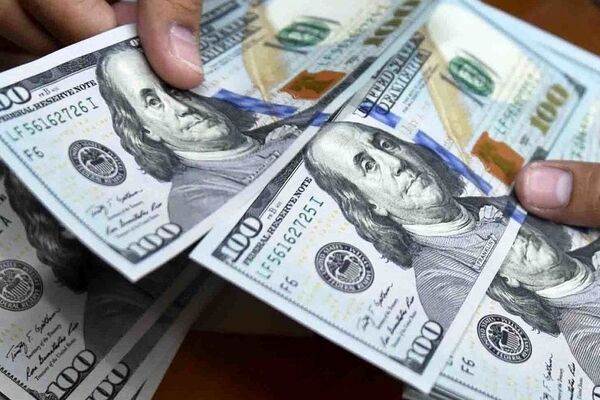 شوک بزرگ به بازار ارز؛ پیش بینی تحولات قیمت دلار بعد از سقف زنی اخیر!
