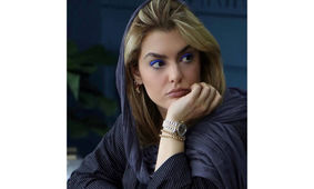 عکس ساعت و دستبند لوکس دنیا مدنی در جلسه کاری