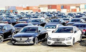 ببینید  از چپ کردن تریلی حامل اولین خودروهای وارداتی / خودروهای لوکس اوراق شدند! 