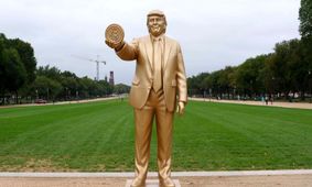 ترامپ طلایی با بیت‌کوین در دست مقابل کنگره رونمایی شد