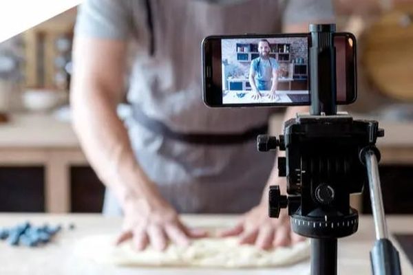 فود بلاگر ایرانی با درآمد نجومی‌اش همه را حیرت‌زده کرد! + فیلم