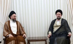 حکیم در دیدار با  سید حسن خمینی: تضعیف ایران به زیان همه خواهد بود