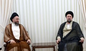 حکیم در دیدار با  سید حسن خمینی: تضعیف ایران به زیان همه خواهد بود